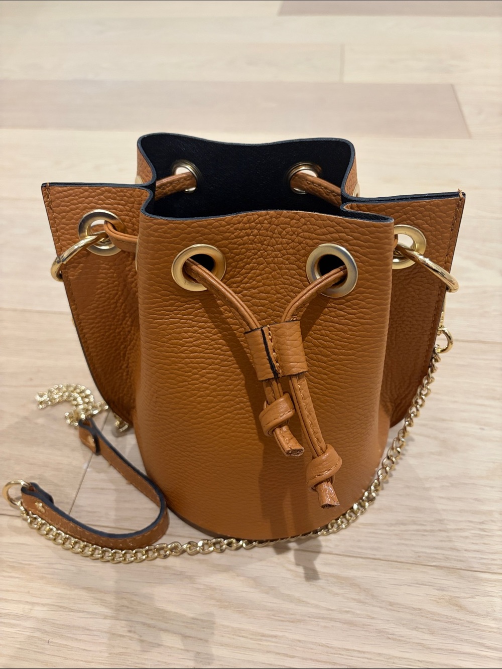 NWOT Vera Pelle Tan Leather Drawstring Bucket Crossbody with Gold Chain